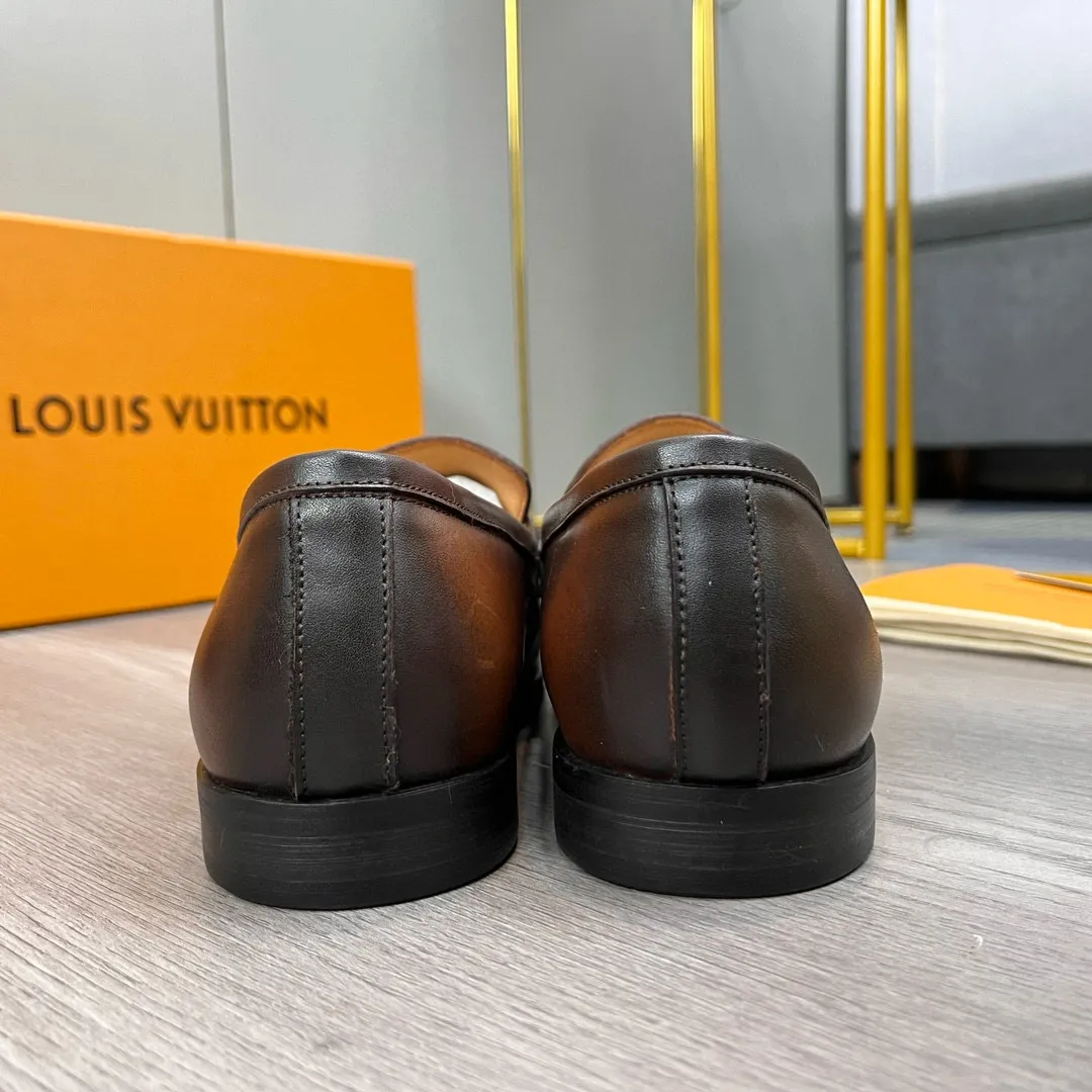 Factory price: 520💰-(LV) men’s formal leather shoes! Genuine molded horsebit, a classic must-have for your shoe cabinet! The feet are particularly delicate! This Gucci original version is a set last, and we are consistent with the counter! Therefore, it is more comfortable in terms of last shape and comfort! Take it to the counter and compare at will! Good shoes are more than just what they make! But grasp the essence from the inside out! Material: Imported first-layer cowhide! Genuine leather outsole imported from Italy, size: 39-44 (38/45 customized, non-refundable)